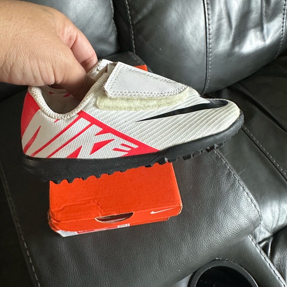 Used Nike soccer turf cleats size 8 toddler - Picture 4 of 4